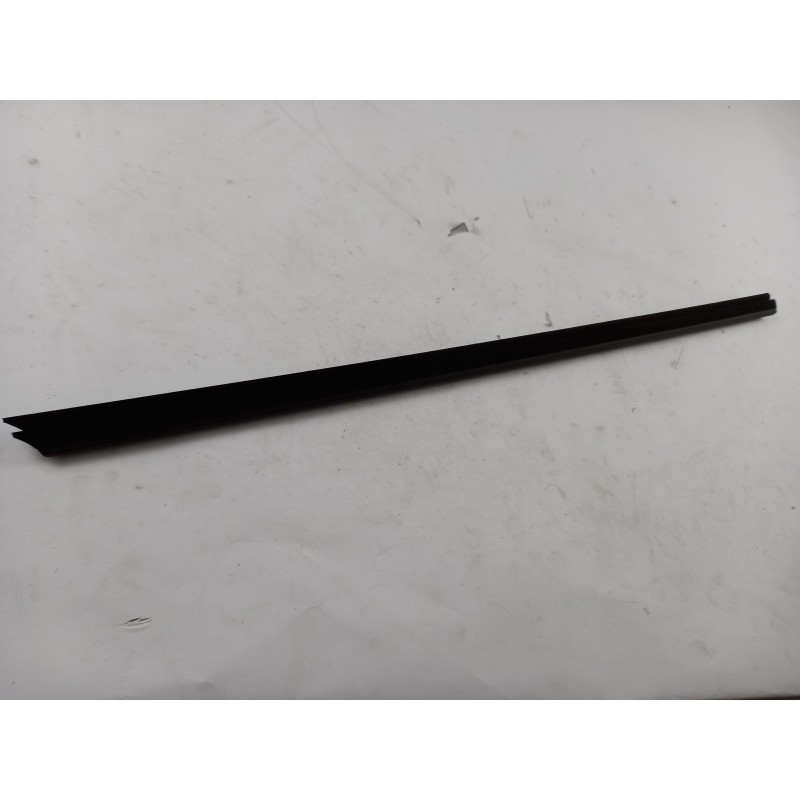 Pièce pour LAND ROVER - Seal, Door Window LR092054