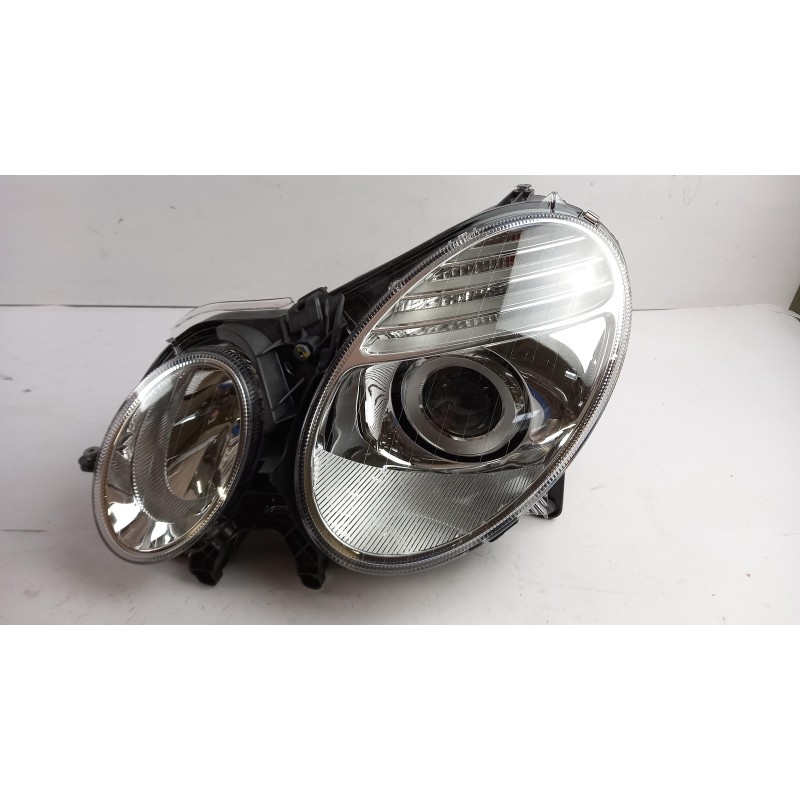 Pièce pour MERCEDES-BENZ - Headlight A2118202961