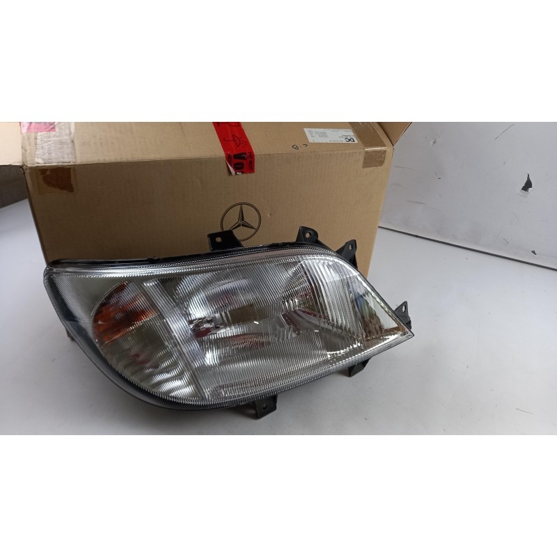 Pièce pour MERCEDES-BENZ - Headlight A9018201561