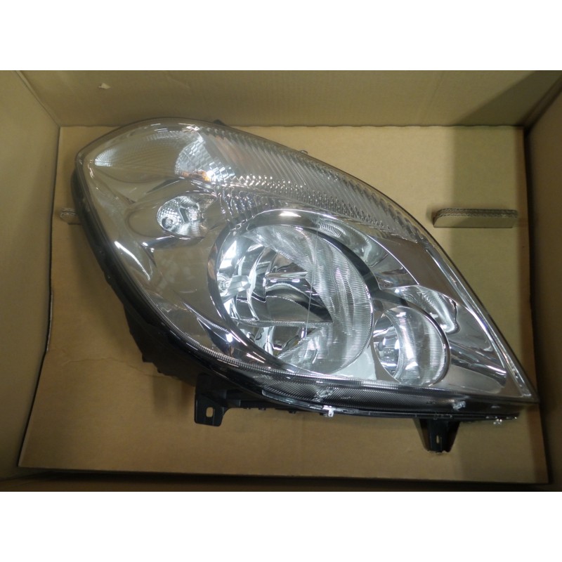Pièce pour MERCEDES-BENZ - Headlight A9068200661