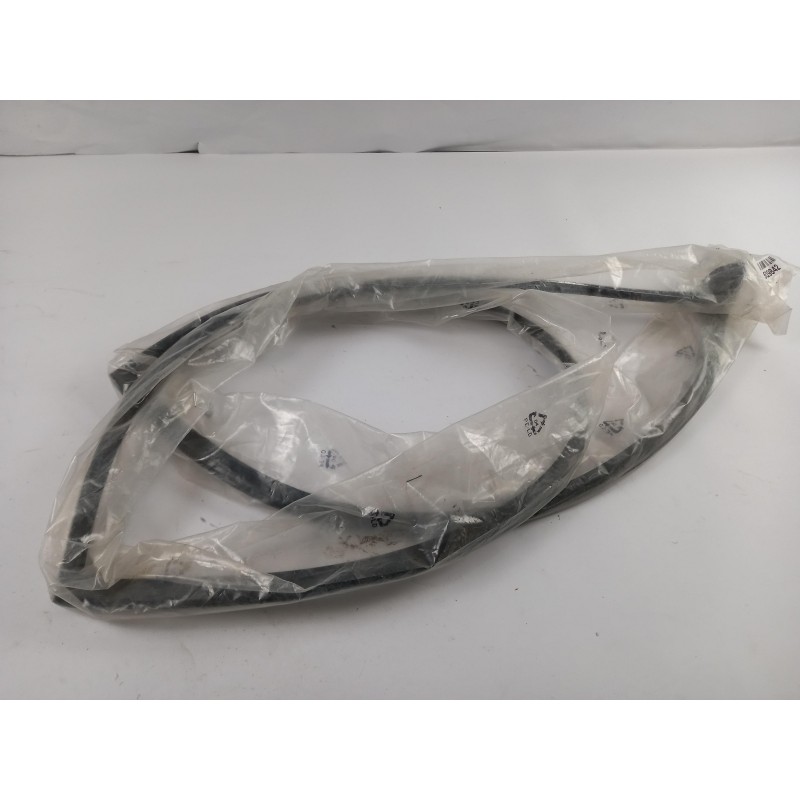 Pièce pour OPEL - Seal, Windscreen 93164418