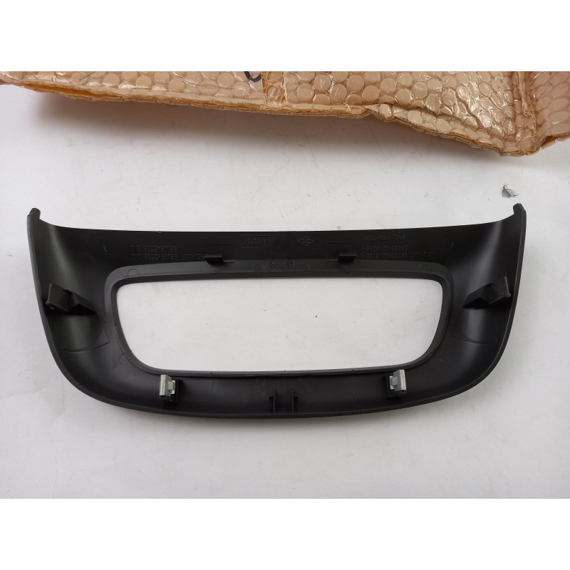 Pièce pour RENAULT - Ornamental Trim 8200945539