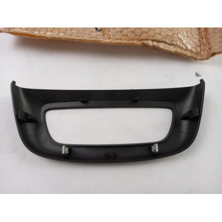 Pièce pour RENAULT - Ornamental Trim 8200945539